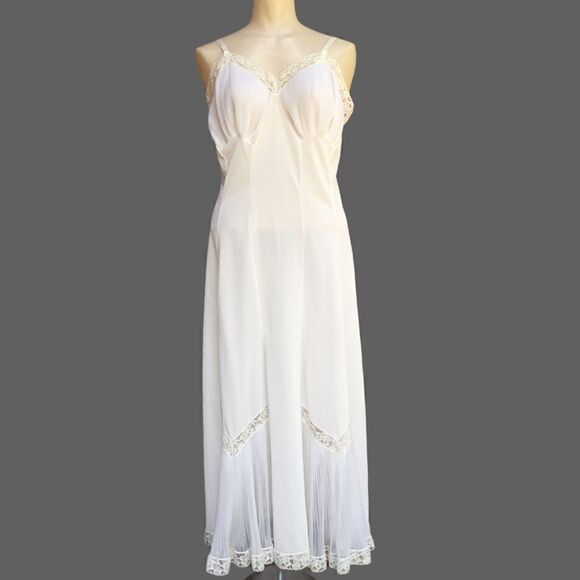 Vintage
Rogers Pleat Chiffon Lace Cutout Trim Full Slip Dress - Picture 2 of 15